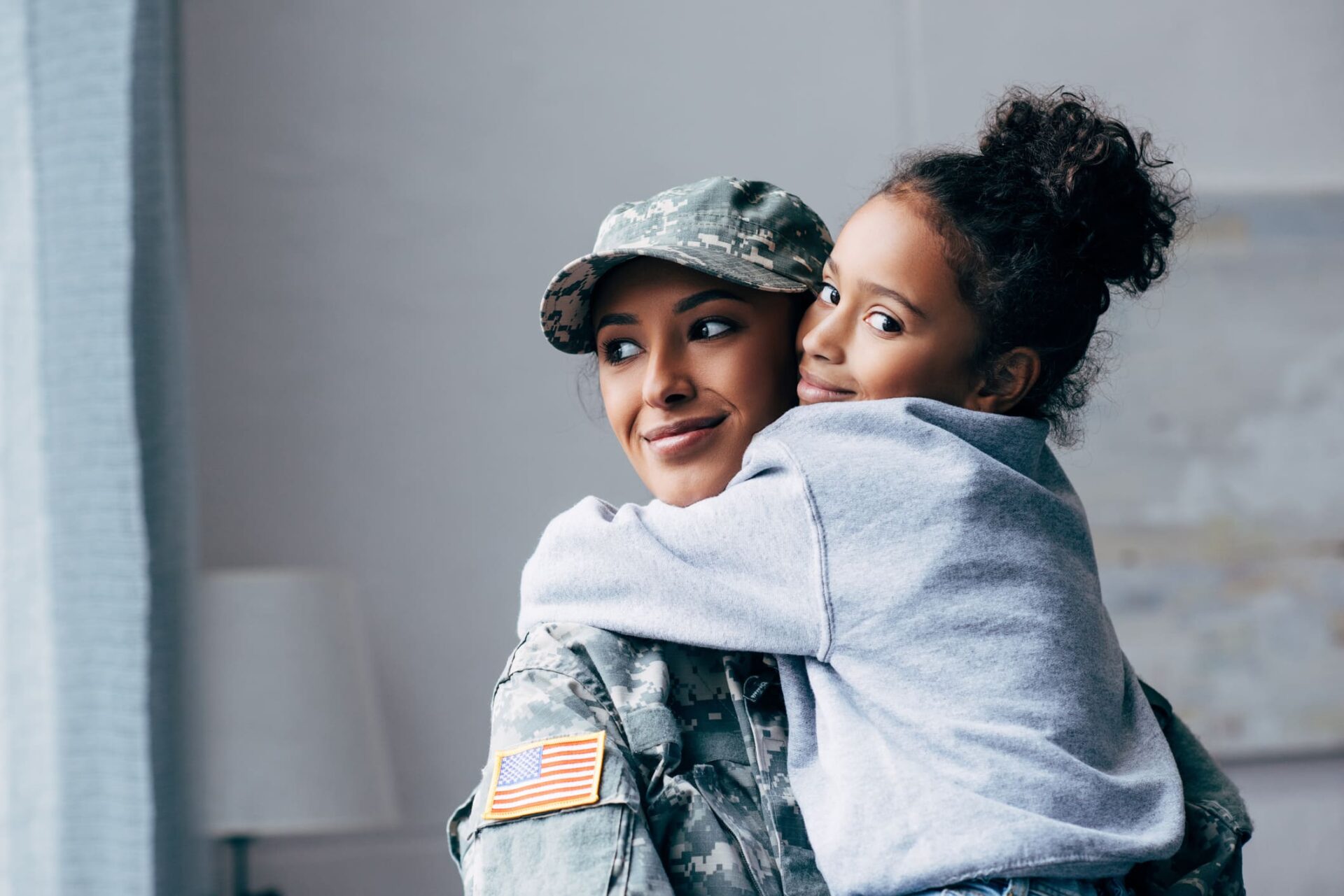 Mujer militar llevando a un niño