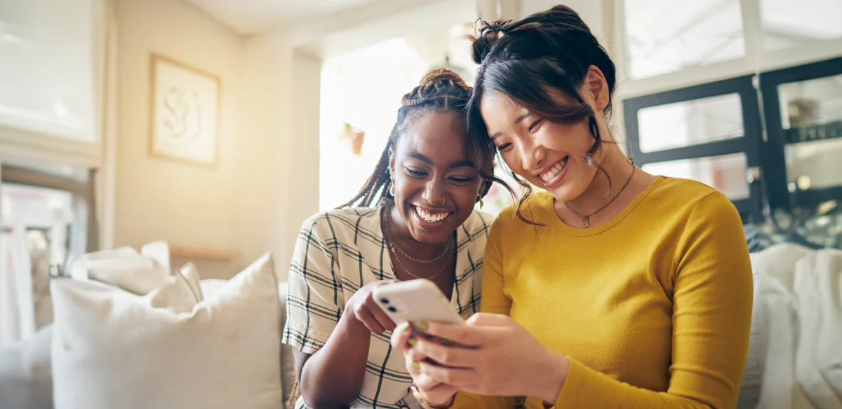 Dos chicas mirando su teléfono