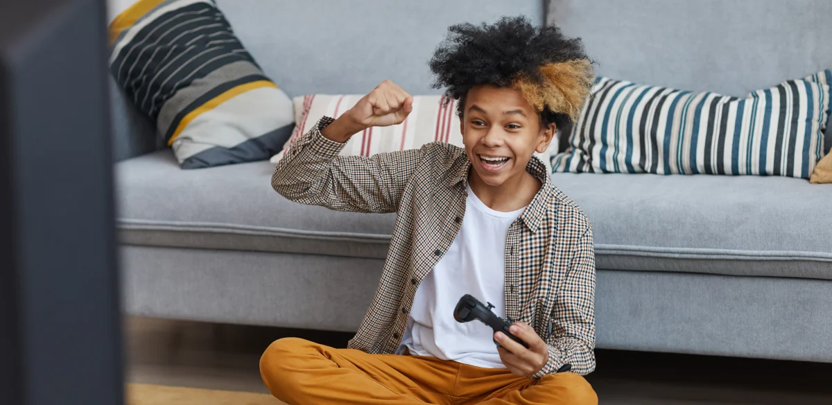 niño jugando a videojuegos