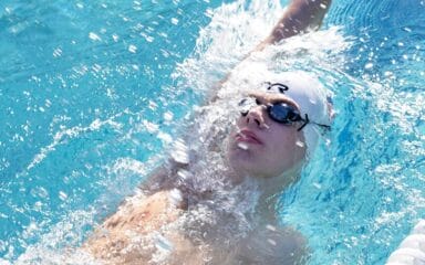 natación profesional en la piscina