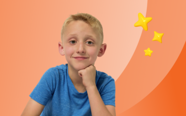 un niño pequeño sonriendo