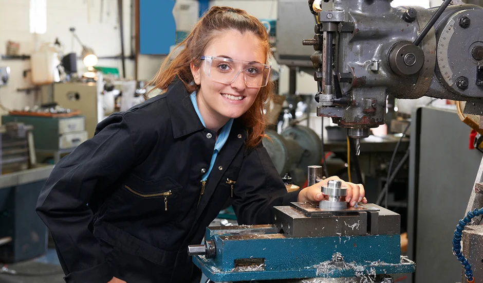 Estudiante de ingeniería industrial trabajando